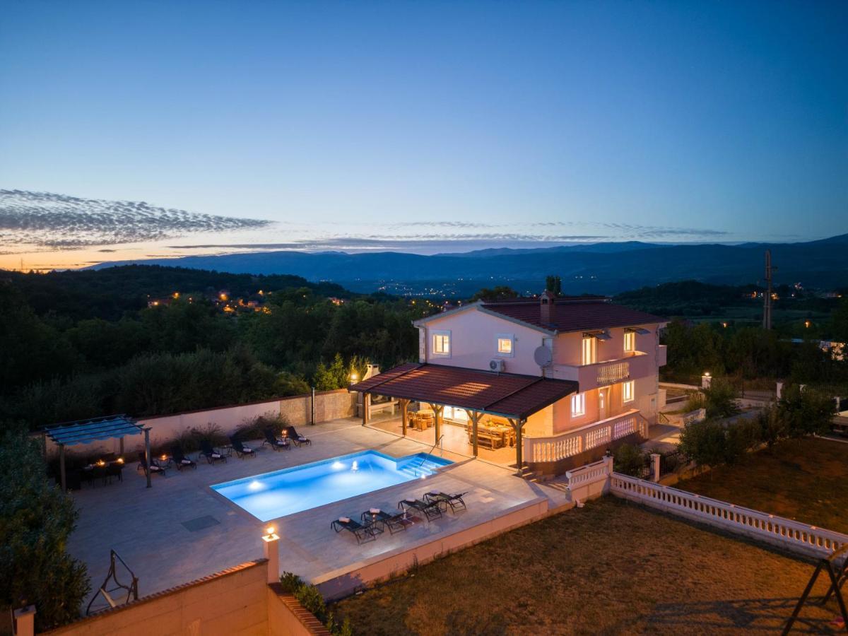 Vacation Villa Matic With 7 Bedrooms Синь Екстер'єр фото