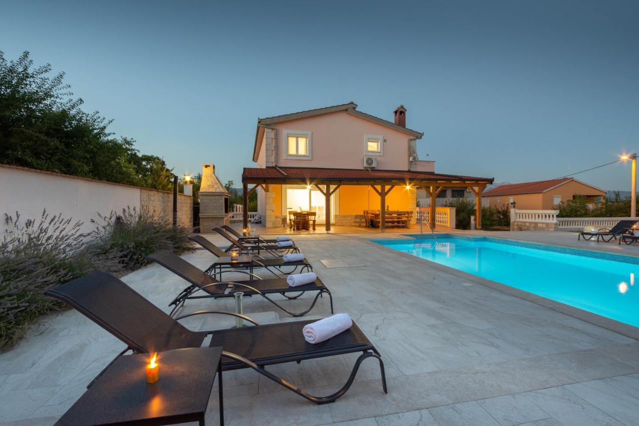 Vacation Villa Matic With 7 Bedrooms Синь Екстер'єр фото