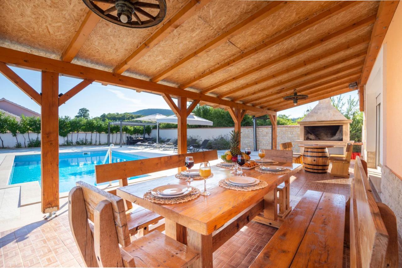 Vacation Villa Matic With 7 Bedrooms Синь Екстер'єр фото