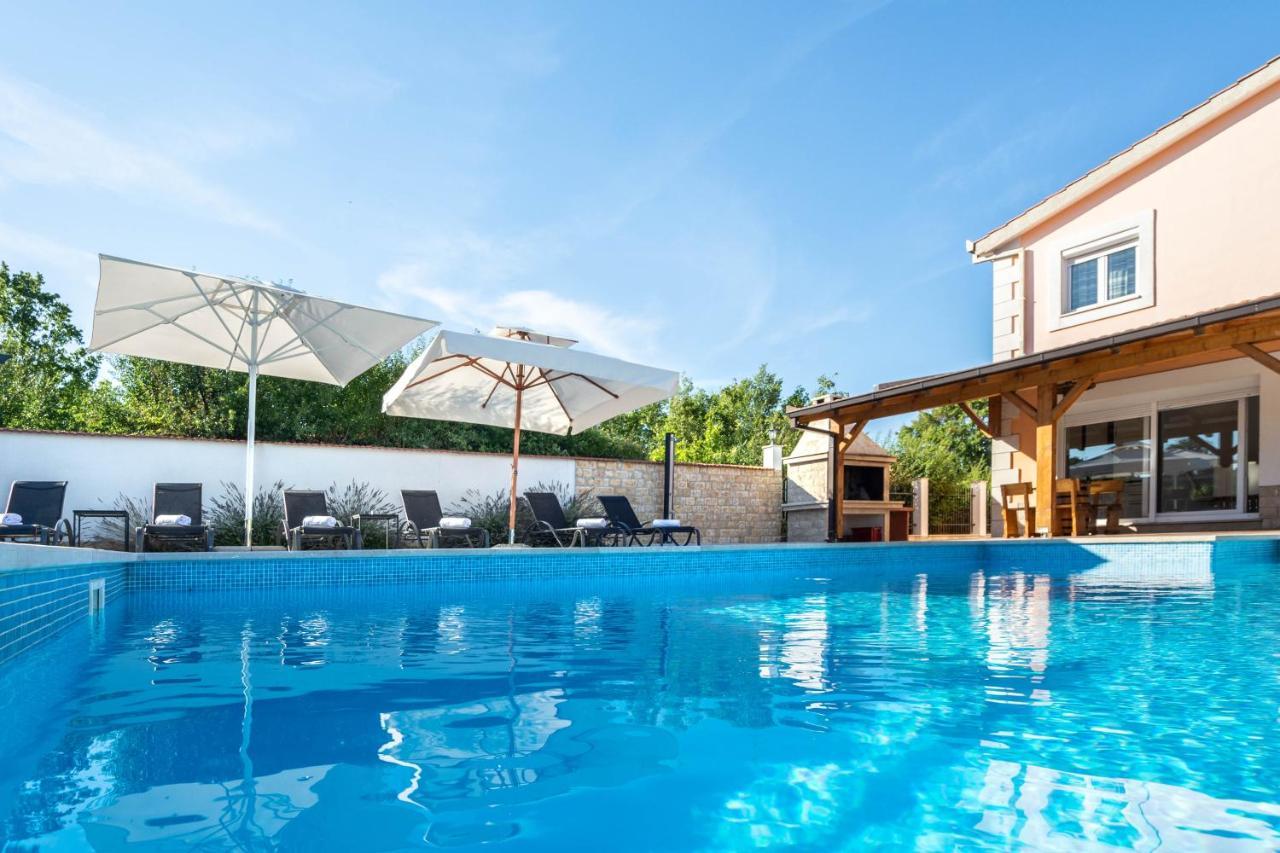 Vacation Villa Matic With 7 Bedrooms Синь Екстер'єр фото