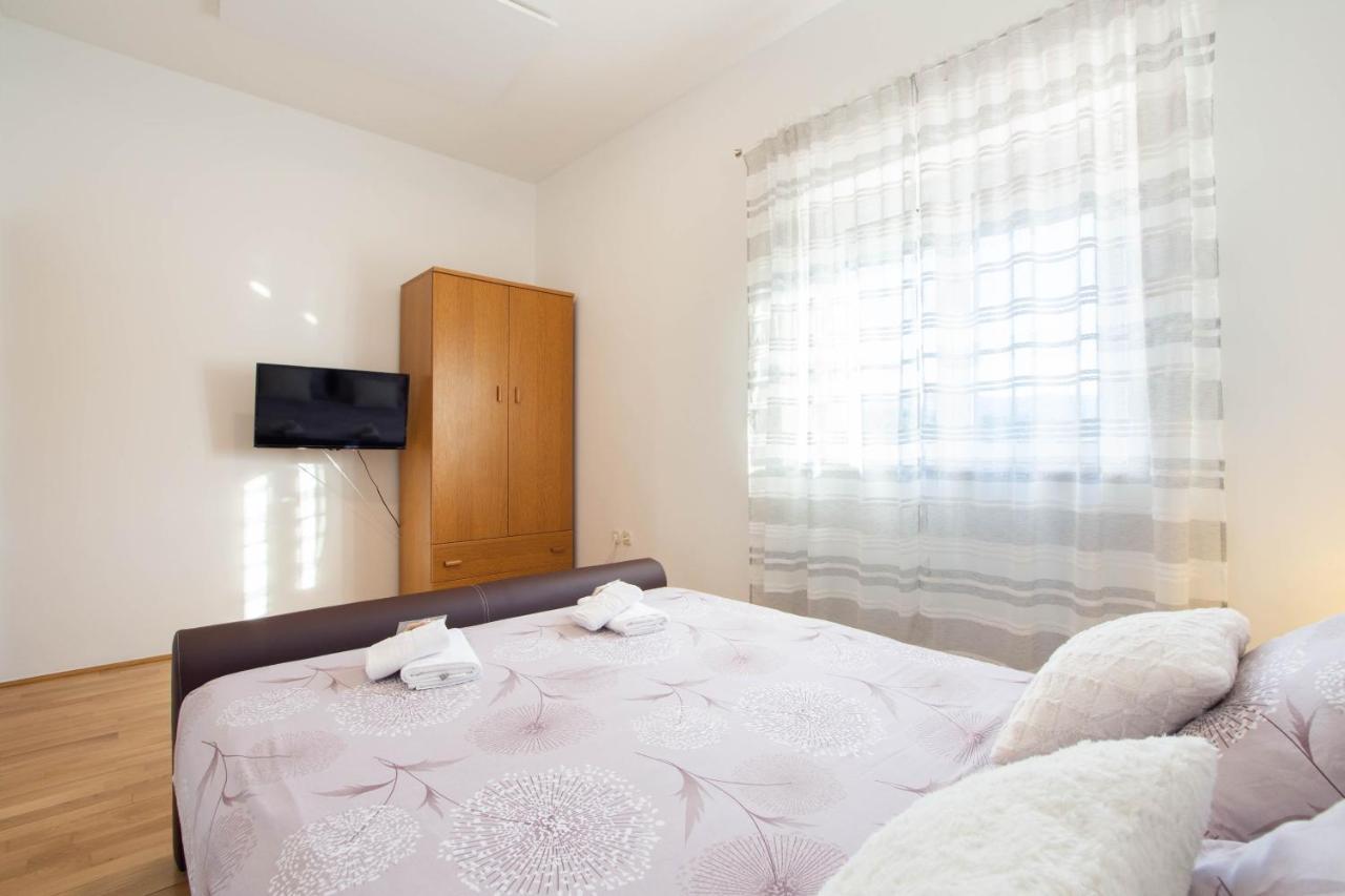 Vacation Villa Matic With 7 Bedrooms Синь Екстер'єр фото