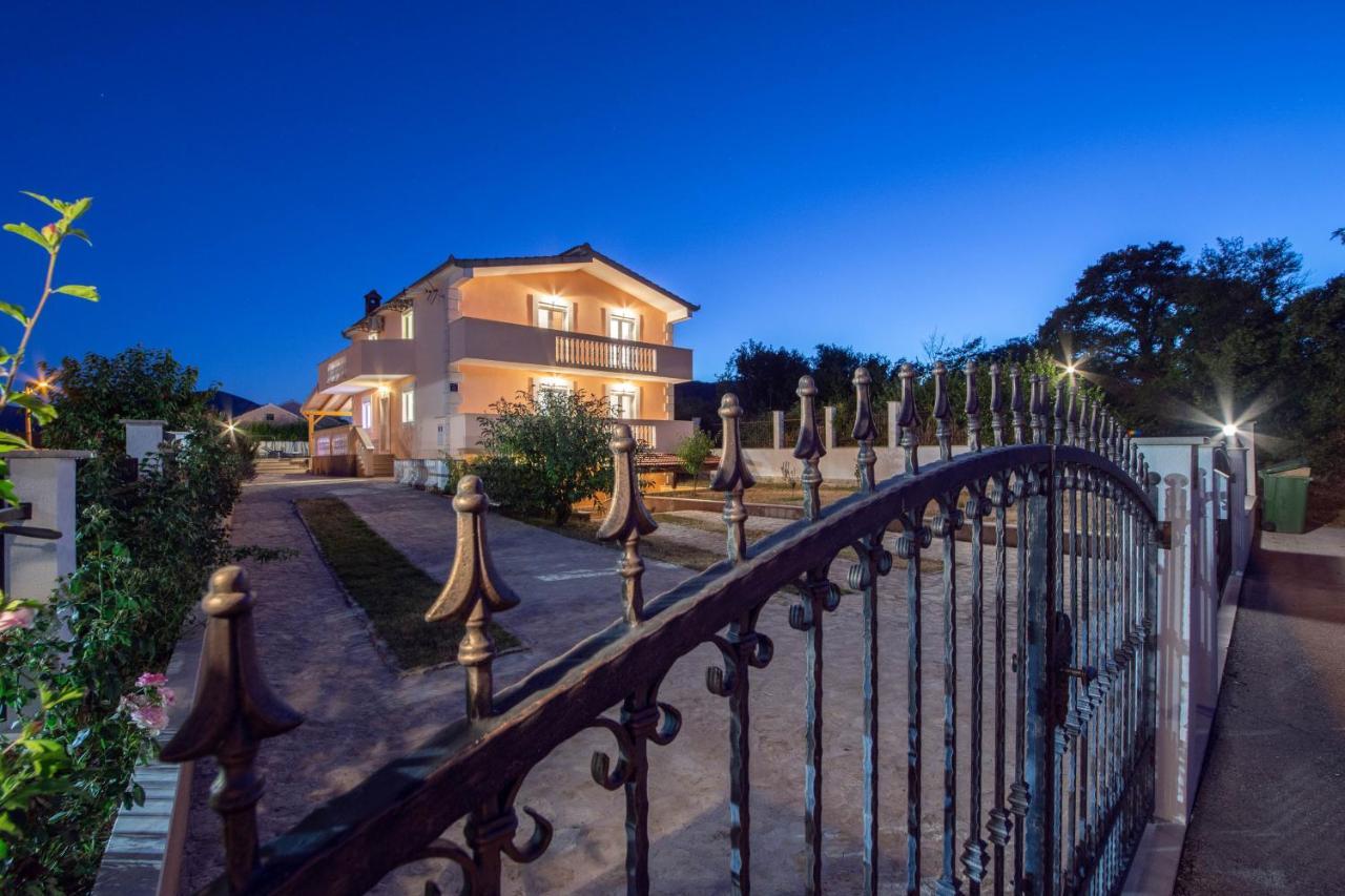 Vacation Villa Matic With 7 Bedrooms Синь Екстер'єр фото