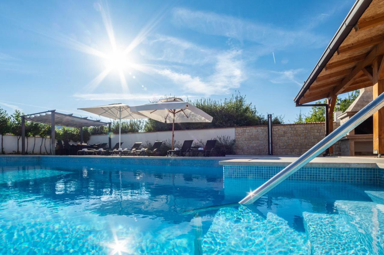 Vacation Villa Matic With 7 Bedrooms Синь Екстер'єр фото
