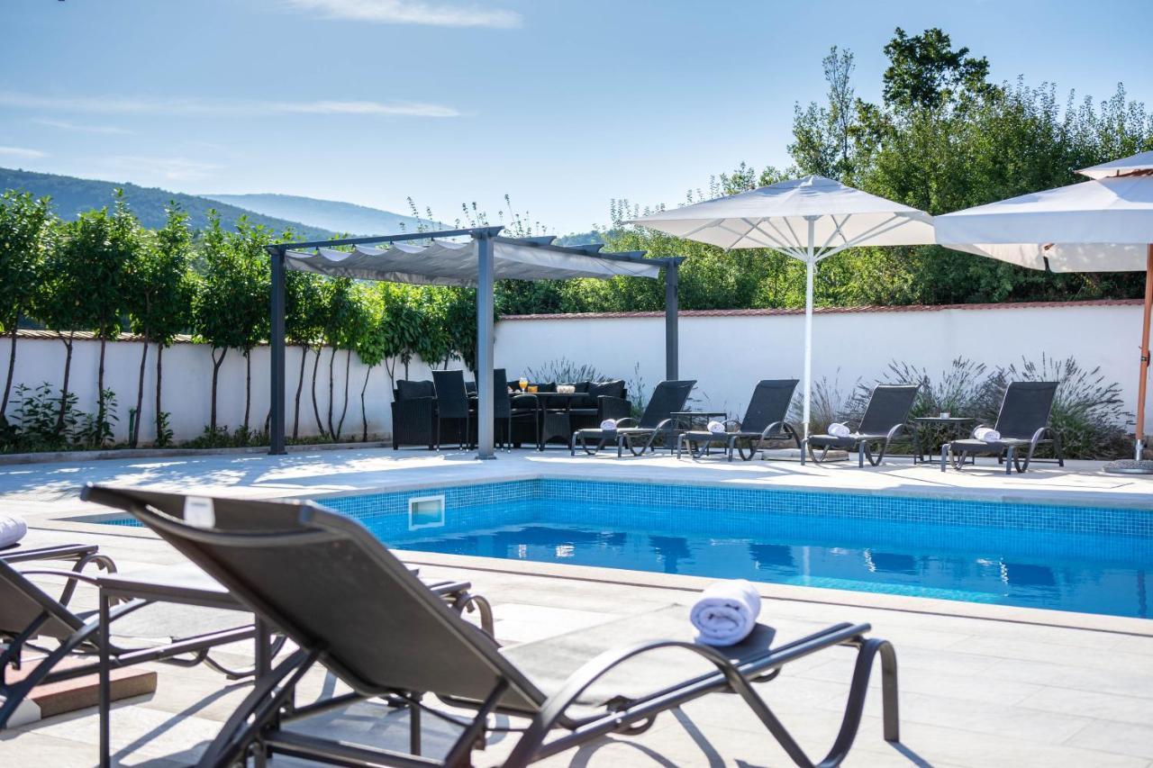 Vacation Villa Matic With 7 Bedrooms Синь Екстер'єр фото