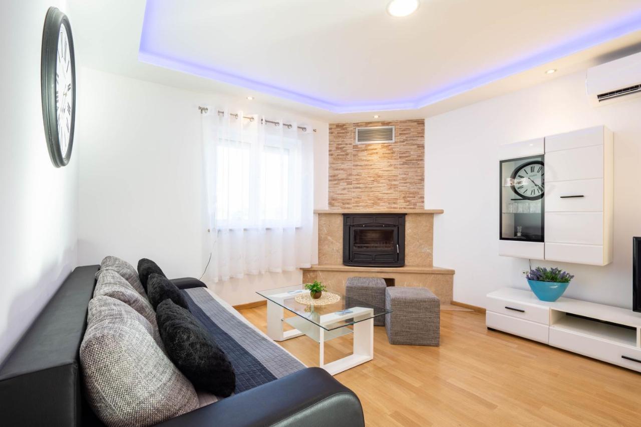 Vacation Villa Matic With 7 Bedrooms Синь Екстер'єр фото