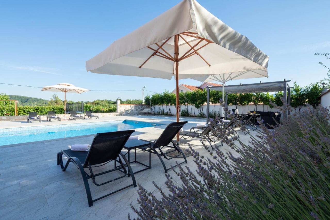 Vacation Villa Matic With 7 Bedrooms Синь Екстер'єр фото