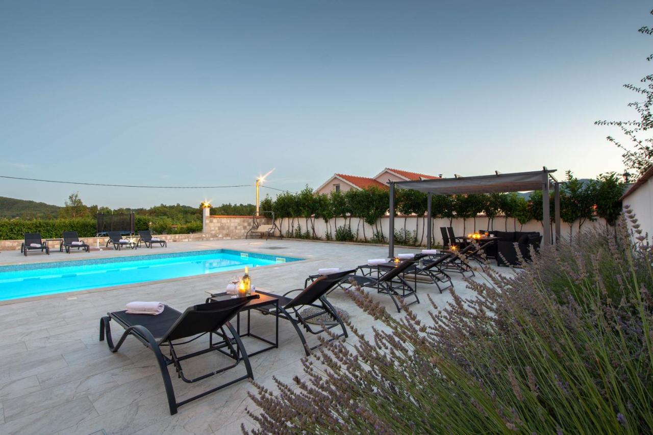 Vacation Villa Matic With 7 Bedrooms Синь Екстер'єр фото