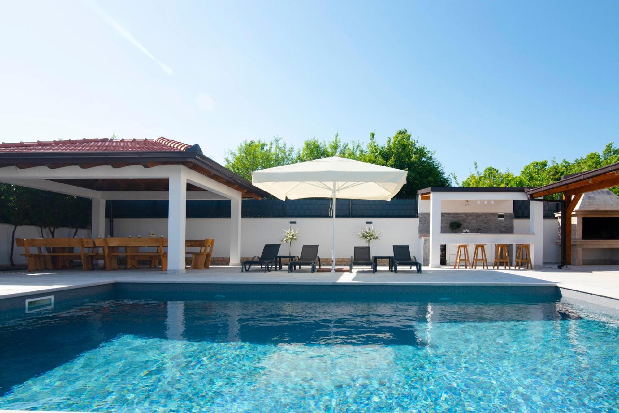 Vacation Villa Matic With 7 Bedrooms Синь Екстер'єр фото