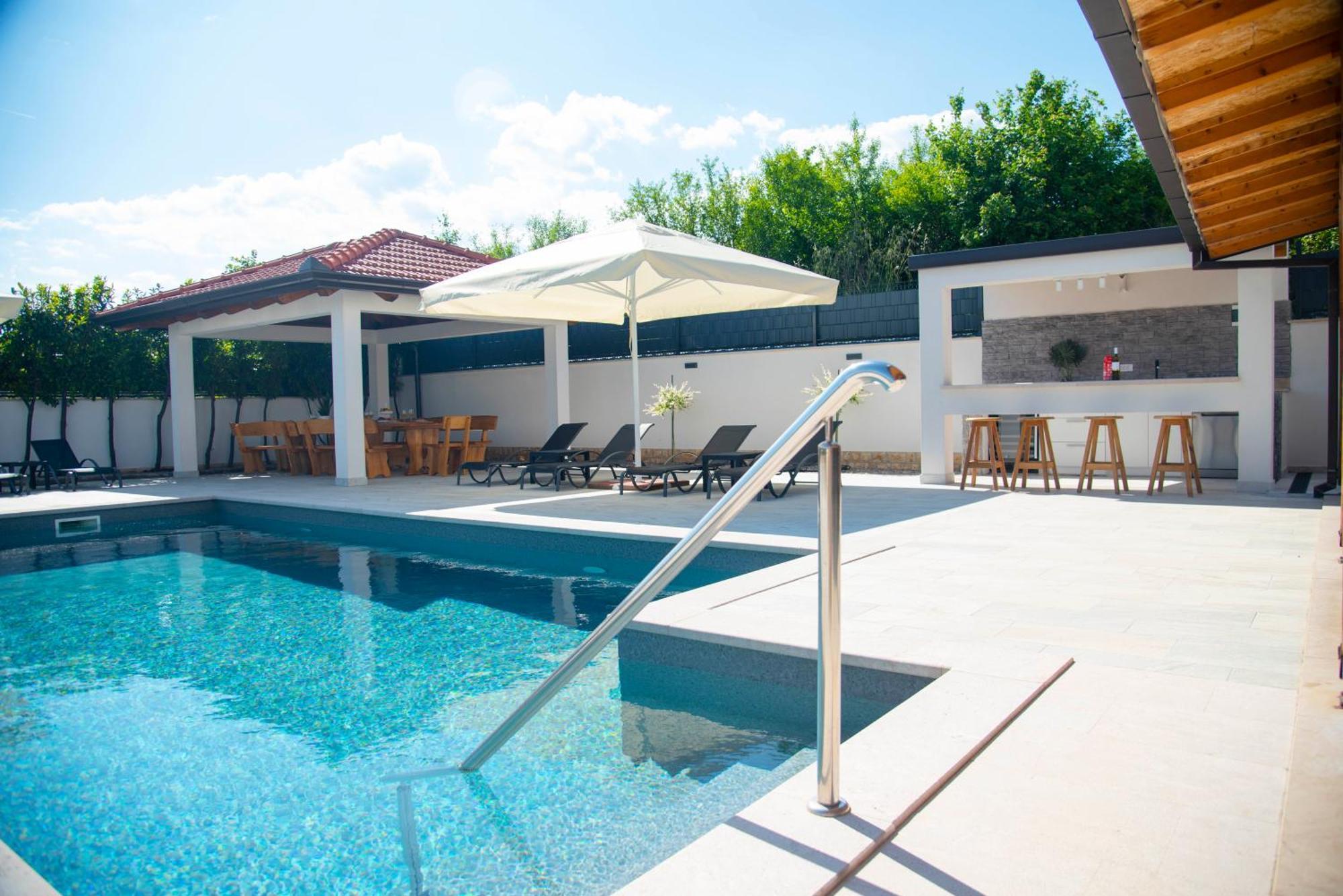 Vacation Villa Matic With 7 Bedrooms Синь Екстер'єр фото